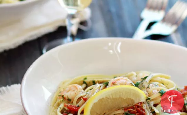 Camarão Scampi com tomates secos ao sol e alcachofras