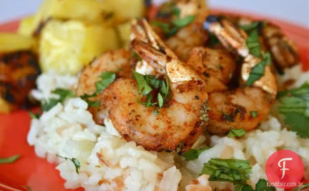 Camarão picante com abacaxi grelhado e arroz de coco Pilaf