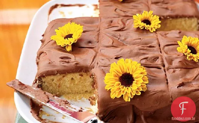 Bolo de folha amarela com cobertura de Chocolate