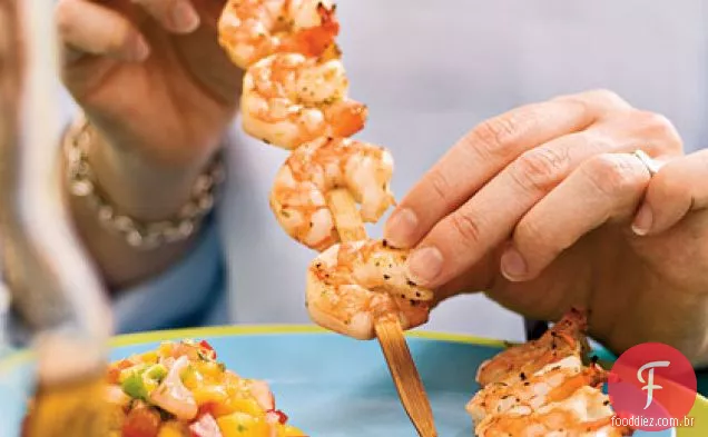 Camarão grelhado com sabor de manga e cebola roxa