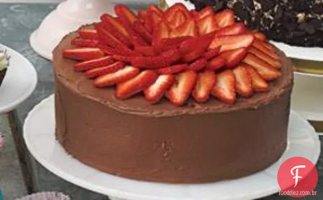 Bolo Amarelo Com Recheio De Morango E Creme Azedo De Chocolate Fr