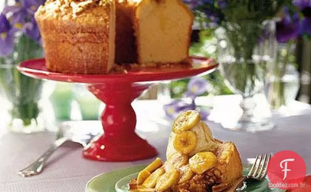 Bolo de Libra de Rum com manteiga com molho de banana Foster