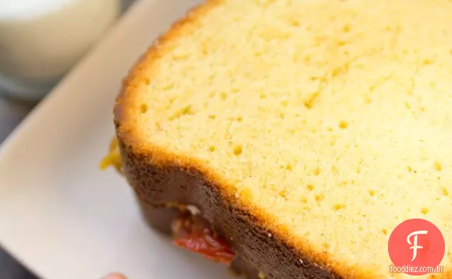 Bolo de Libra de manteiga de cabra com geléia de tomate e cobertura de queijo de cabra