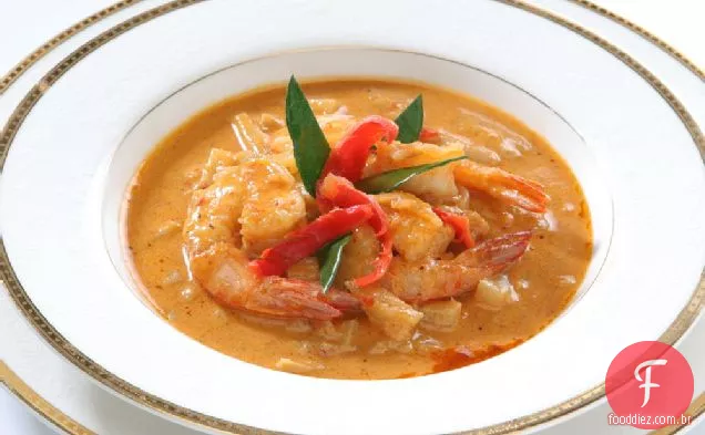 Camarão com curry vermelho com abacaxi