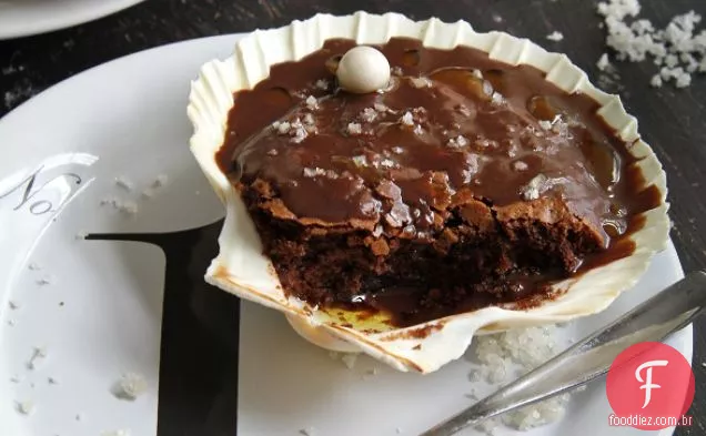 Bolo De Chocolate Com Sal Marinho E Azeite Na Meia Concha