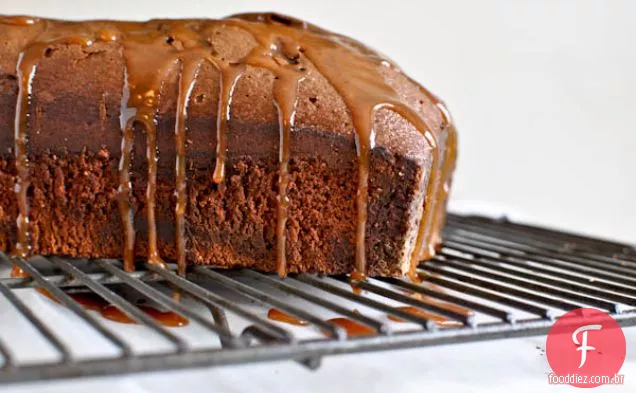 Bolo De Pão De Chocolate Duplo Encharcado De Caramelo Salgado