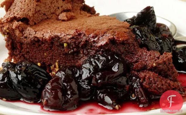 Bolo de Chocolate caído com molho de Vinho Tinto cereja