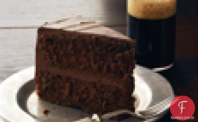 Bolo de camada robusta de Chocolate com cobertura de Chocolate