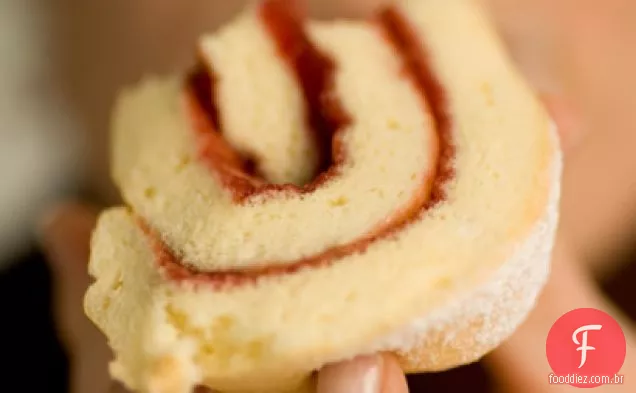 Rolo Do Bolo De Esponja Da Framboesa