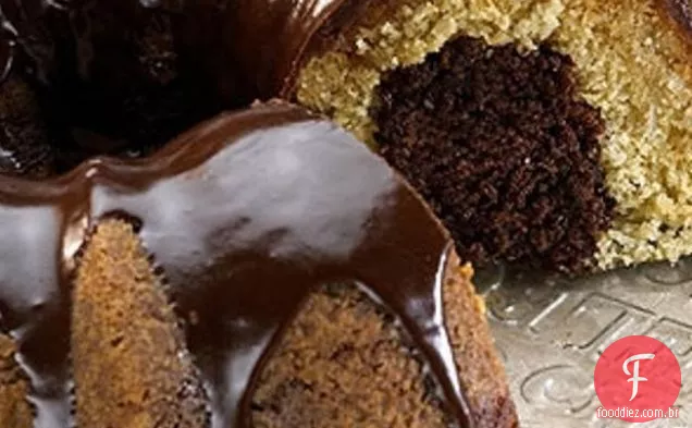 Bolo Branco Do Redemoinho Do Chocolate Da Microplaqueta E Do Coco