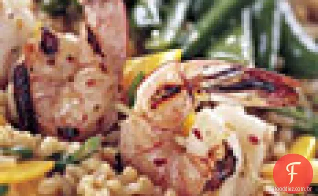 Camarão grelhado picante com arroz e salada de manga e ervilhas de gergelim