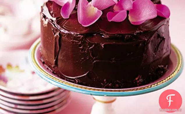 Bolo De Chocolate Com Pétalas De Rosa