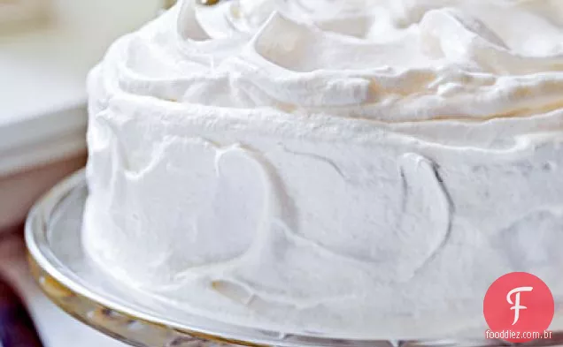 Bolo de manteiga amarela com cobertura de merengue de baunilha