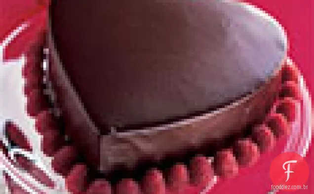 Bolo da camada do coração do Chocolate com Mousse do Chocolate-Canela
