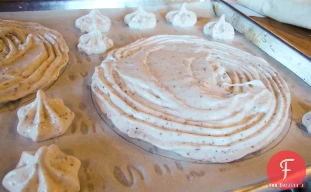 Bolo De Celebração De Chocolate Com Merengues Pecan
