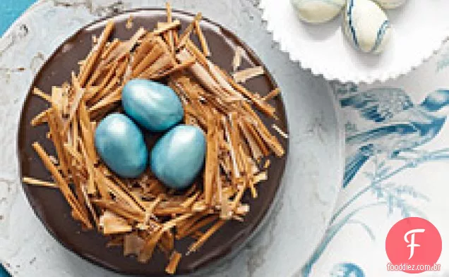 Bolo de Chocolate rico com cobertura de Ganache e trufa-ninho de ovos
