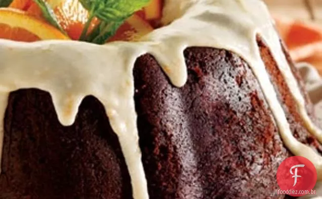 Bolo Bundt de cacau com vidro laranja