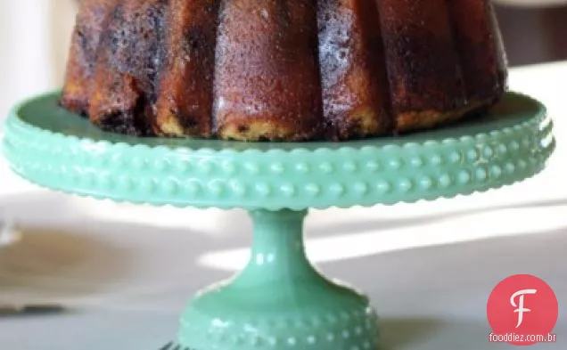 Bolo Do Bundt Do Melaço Da Noz-Pecã Com Esmalte Do Bourbon
