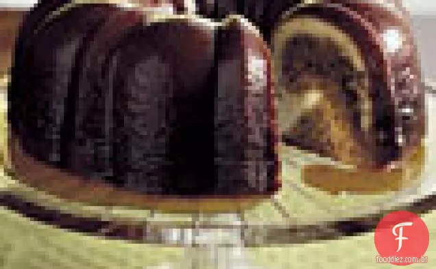 Bolo Do Bundt Do Melaço Da Noz-Pecã Com Esmalte Do Bourbon