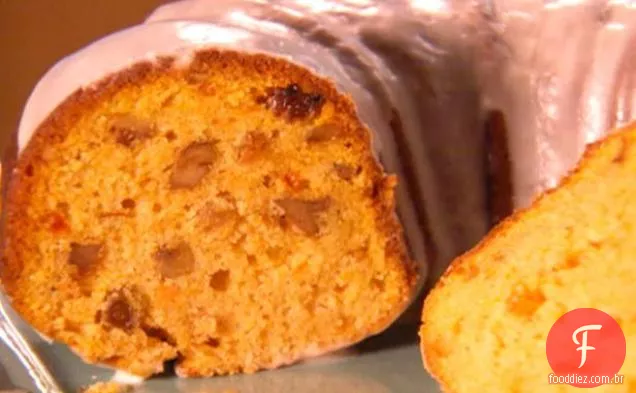 Bolo do Bundt da batata doce com esmalte amanteigado Spiced do Rum