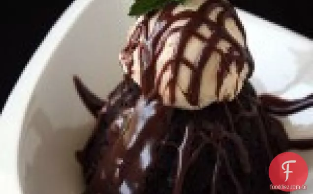 Mini Bolo De Chocolate Bundt Sundaes Com Molho De Fudge Quente Caseiro