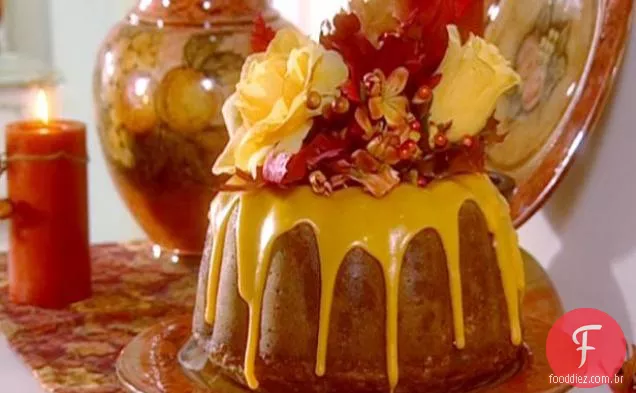 Bolo Bundt de abóbora temperada com esmalte cítrico