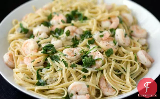 Linguine com camarão e óleo de limão