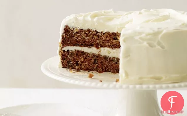 Bolo de cenoura clássico com cobertura fofa de Cream Cheese