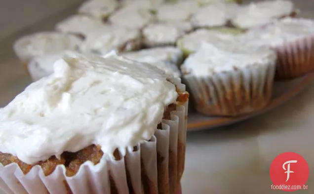 Bolo De Cenoura Cupcakes Com Cobertura De Queijo Creme De Bordo
