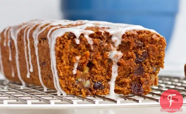 Pão de bolo de cenoura vegano de grãos inteiros com esmalte de limão