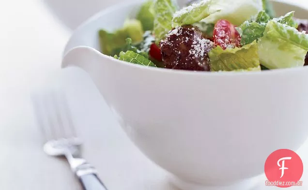 Salada Caesar com almôndegas