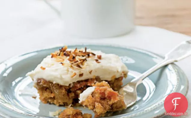 Bolo de cenoura com cobertura de queijo creme de coco torrado