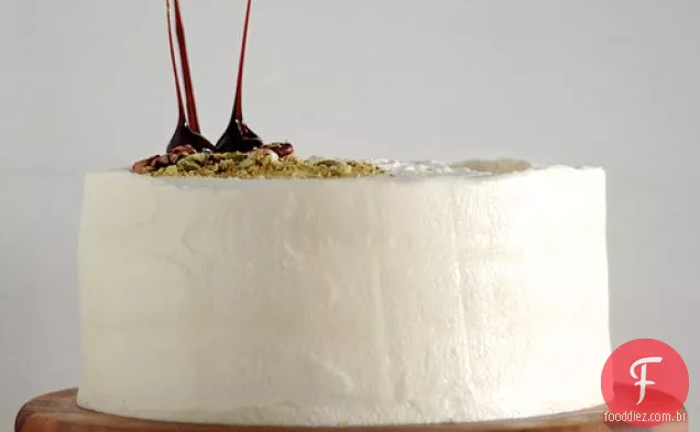 Bolo de cenoura com cobertura de queijo creme de bordo