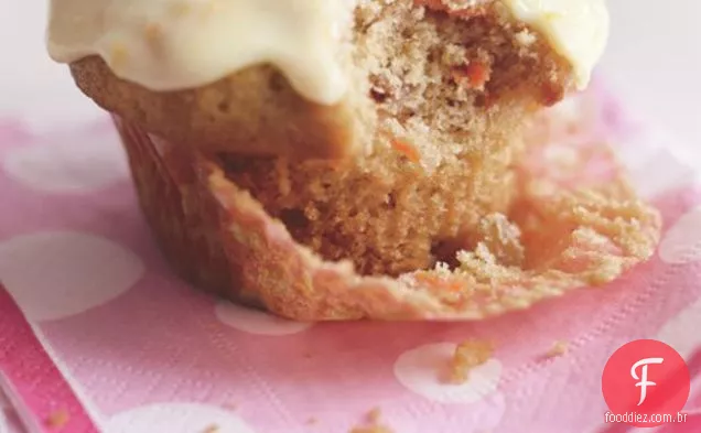 Cupcakes De Bolo De Cenoura Com Cobertura De Laranja