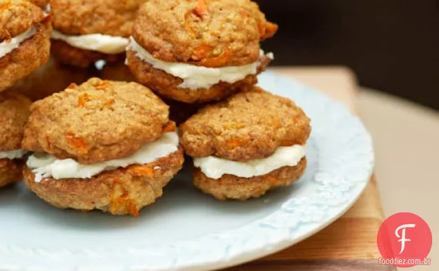 Biscoitos Sanduíche De Bolo De Cenoura Com Recheio De Cream Cheese