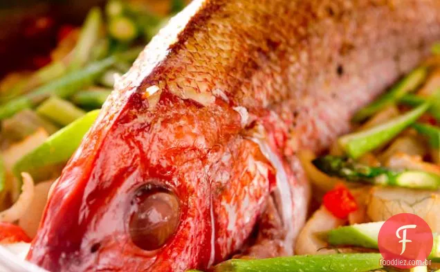 Pargo Assado Com Vegetais De Primavera