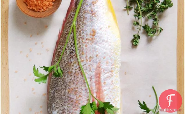 Pargo vermelho cozido em Sal com sabor de tomilho