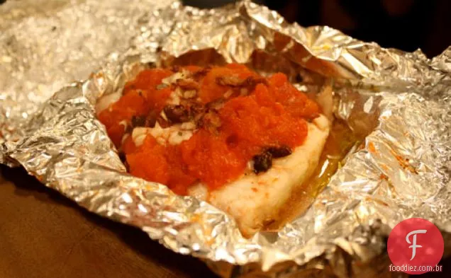 Jantar Hoje À Noite: Pargo Vermelho Com Tomates E Azeitonas Assadas Em Papel Alumínio