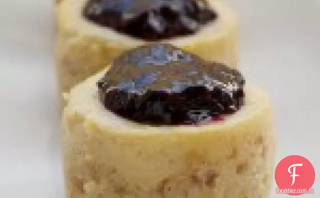 Mini Cheesecakes de baunilha com molho de mirtilo