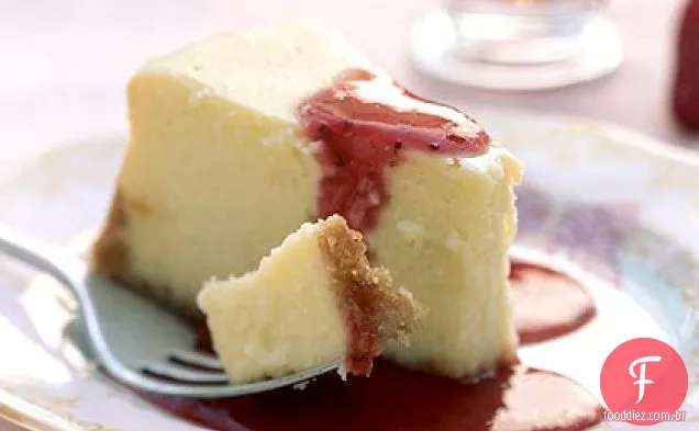 Cheesecake com molho de morango fresco