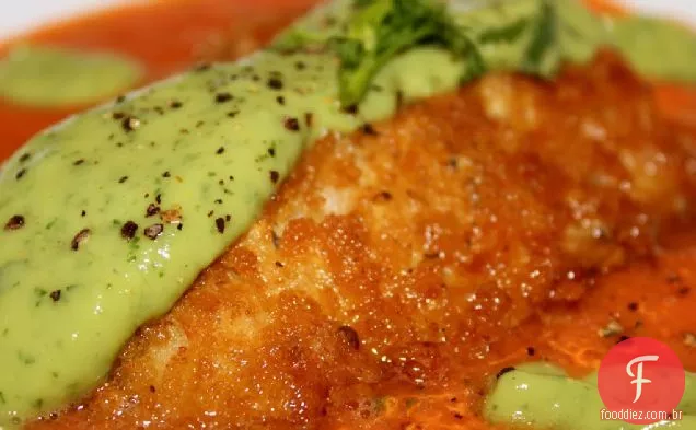 Snapper vermelho com crosta de Panko com molho de Creme De Abacate