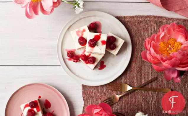 Cheesecake com framboesas cristalizadas de gengibre e limão