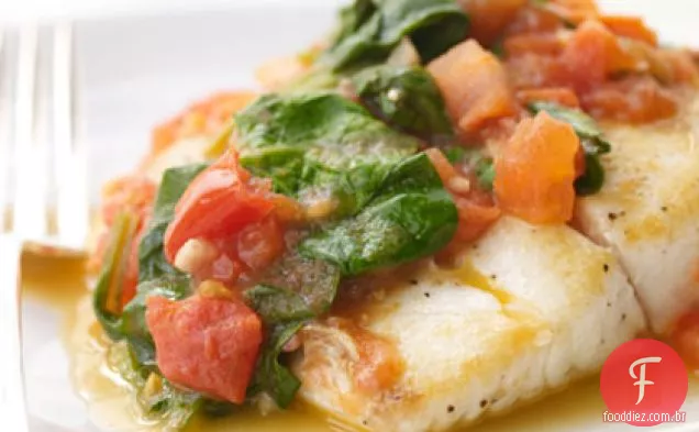 Pargo salteado com tomate ameixa e espinafre