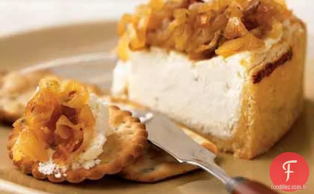 Cheesecake de iogurte saboroso com cebola caramelizada