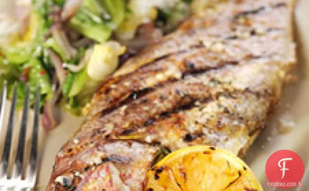 Pargo Inteiro Grelhado Com Escarole E Limões Preservados
