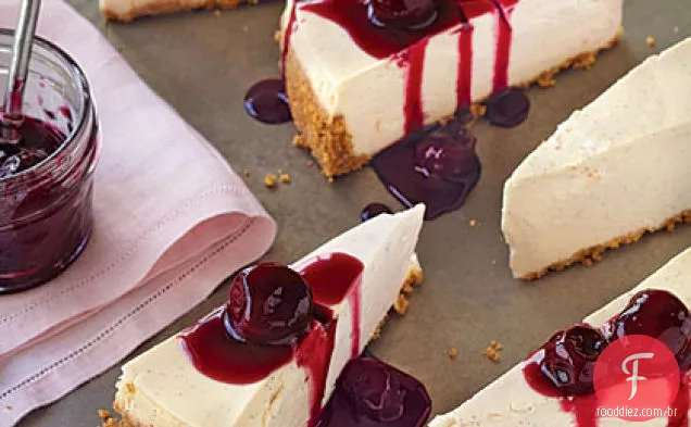 Cheesecake de baunilha com cobertura de cereja