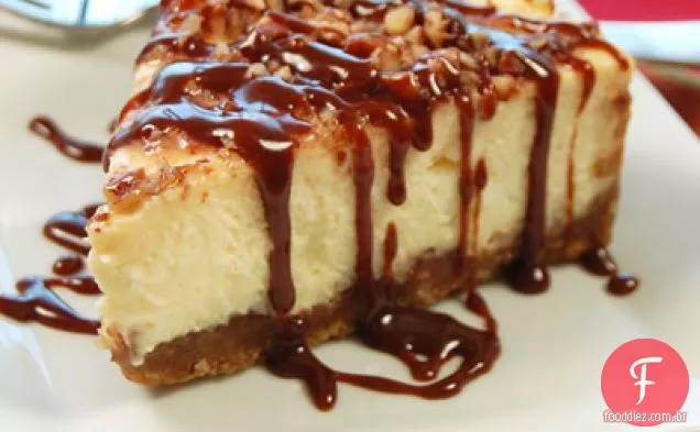 Cheesecake De Pralina Com Molho De Caramelo Fudge Quente