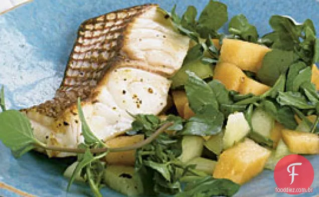 Pargo salteado com salada de Melão, Hortelã e agrião