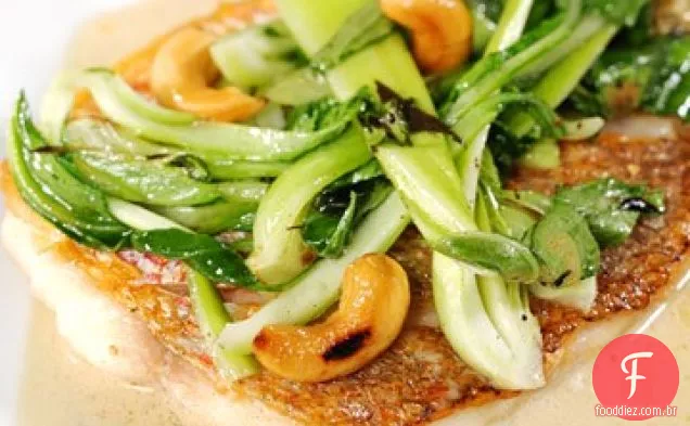 Pargo vermelho com bebê Bok Choy
