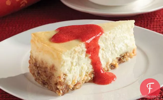Cheesecake de Páscoa com molho de morango